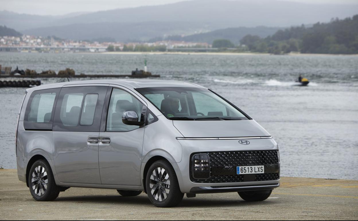 Con una línea atrevida y peculiar, Hyundai revoluciona el mercado sin dejar a nadie indiferente.Disponible con 7 o 9 plazas, su interior es confortable y muy amplio. 