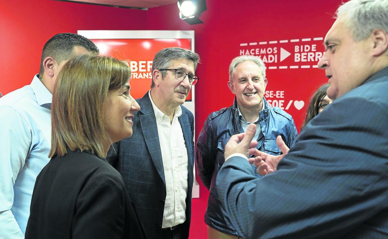 Patxi López, ayer, junto a Begoña Gil y Alfonso Gil, antes de la rueda de prensa. 