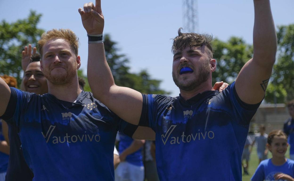 Dos jugadores de la Santboiana celebran un triunfo. 