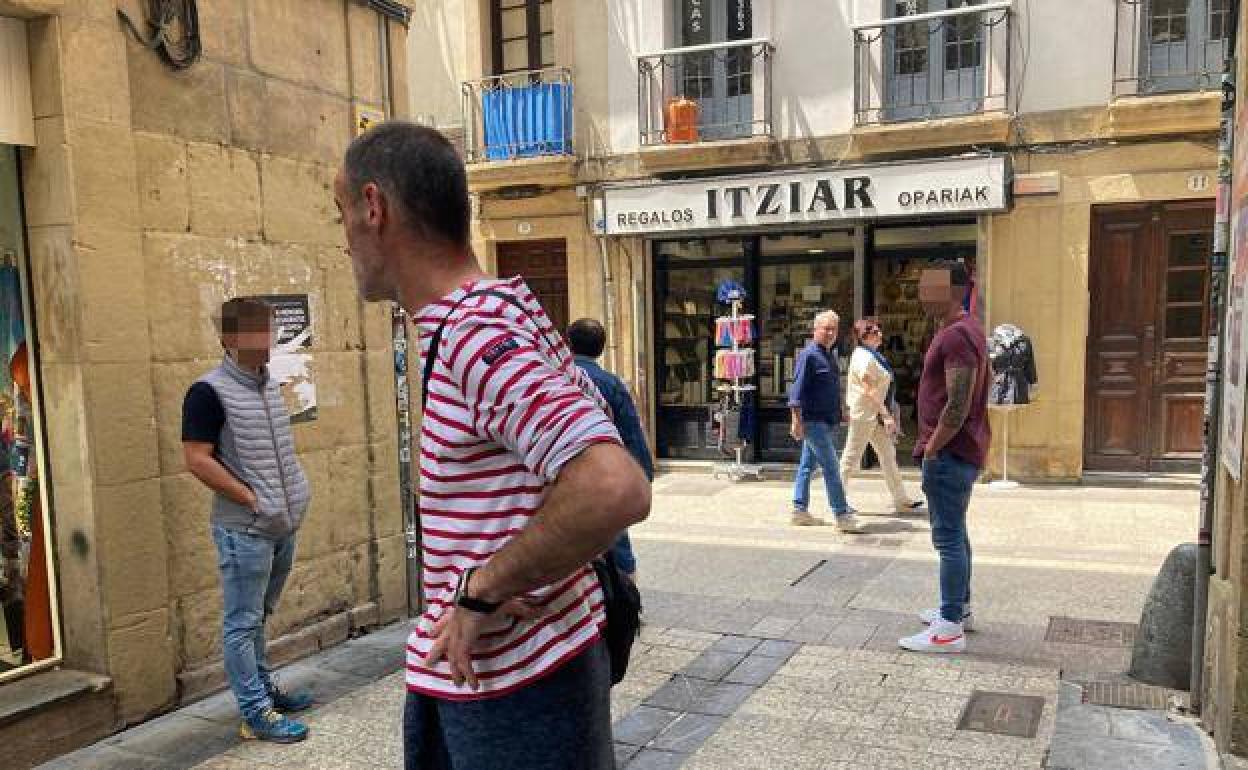 Atristain, con camiseta de rayas rojiblancas, en el momento de su detención este jueves en la Parte Vieja donostiarra. 
