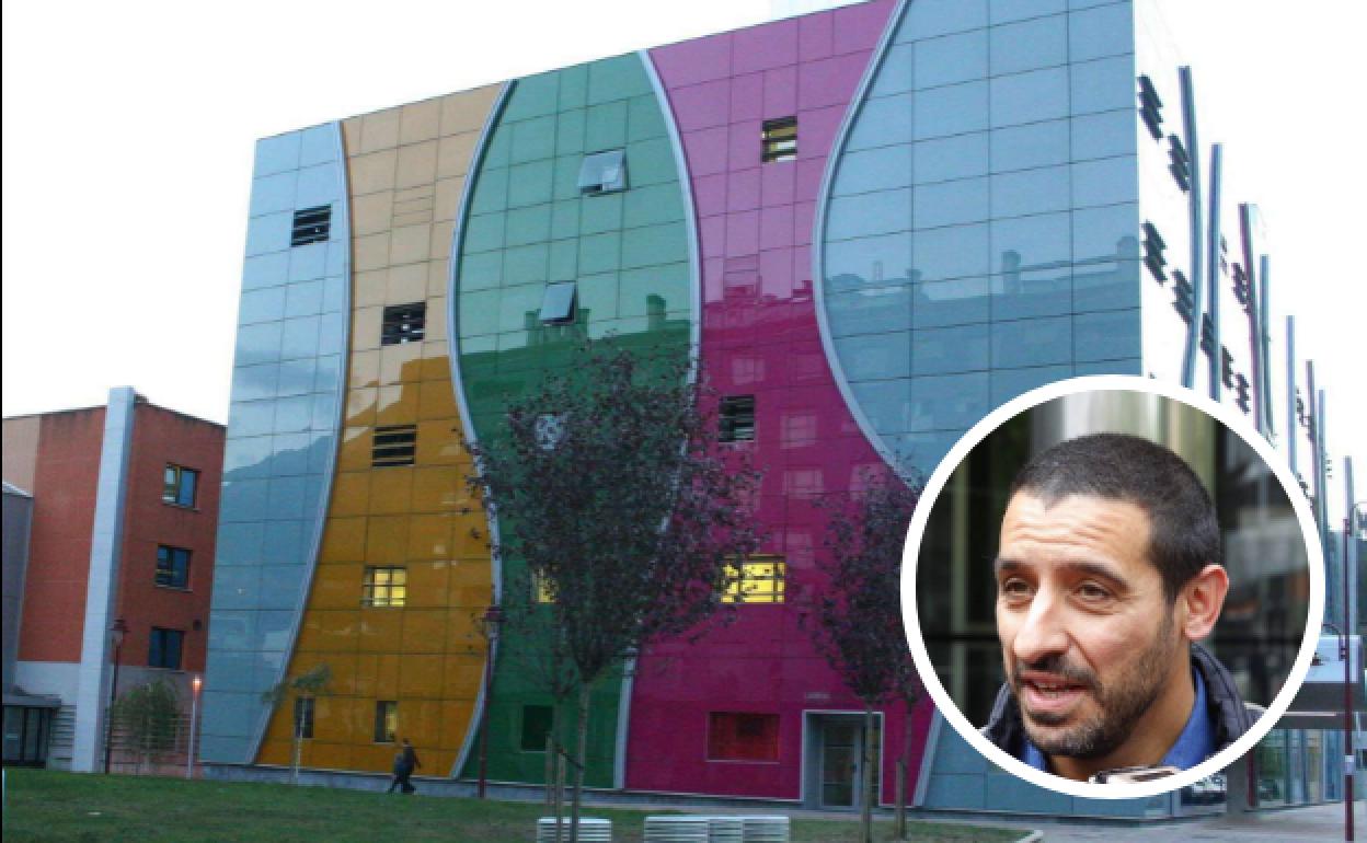 Fachada del Hospital Alto Deba con el anestesista Roberto Sánchez. 