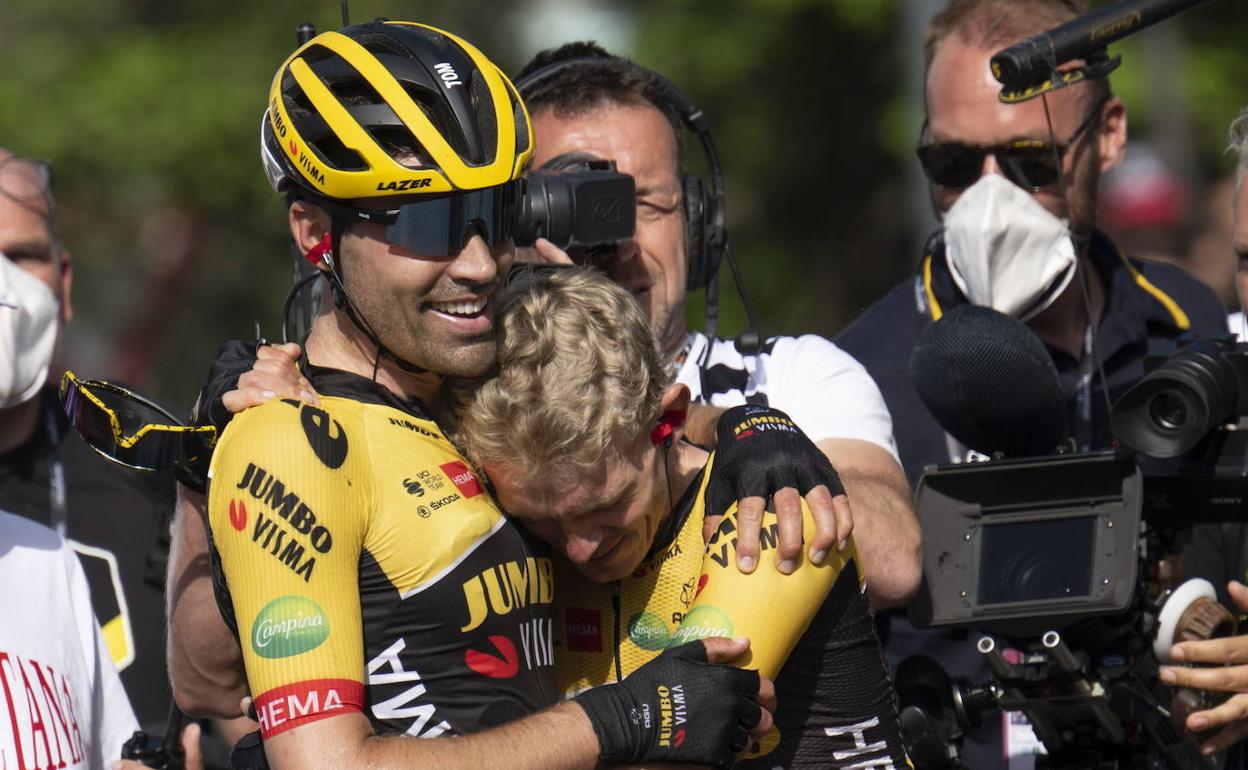 Tom Dumoulin felicita a su compañero Bouwman por su victoria en la etapa de Potenza del Giro. 