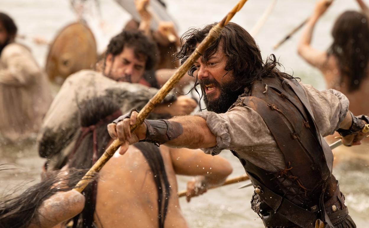 qÁlvaro Morte, que interpreta a Elcano, en una de las escenas de acción. 