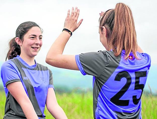 Jokalariek armarriaren marra beltza duen kamiseta more bat eramango dute.