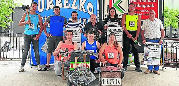 Hainbat aizkolari eta harrijasotzaile, udaleko ordezkari eta antolatzaileekin batera. 