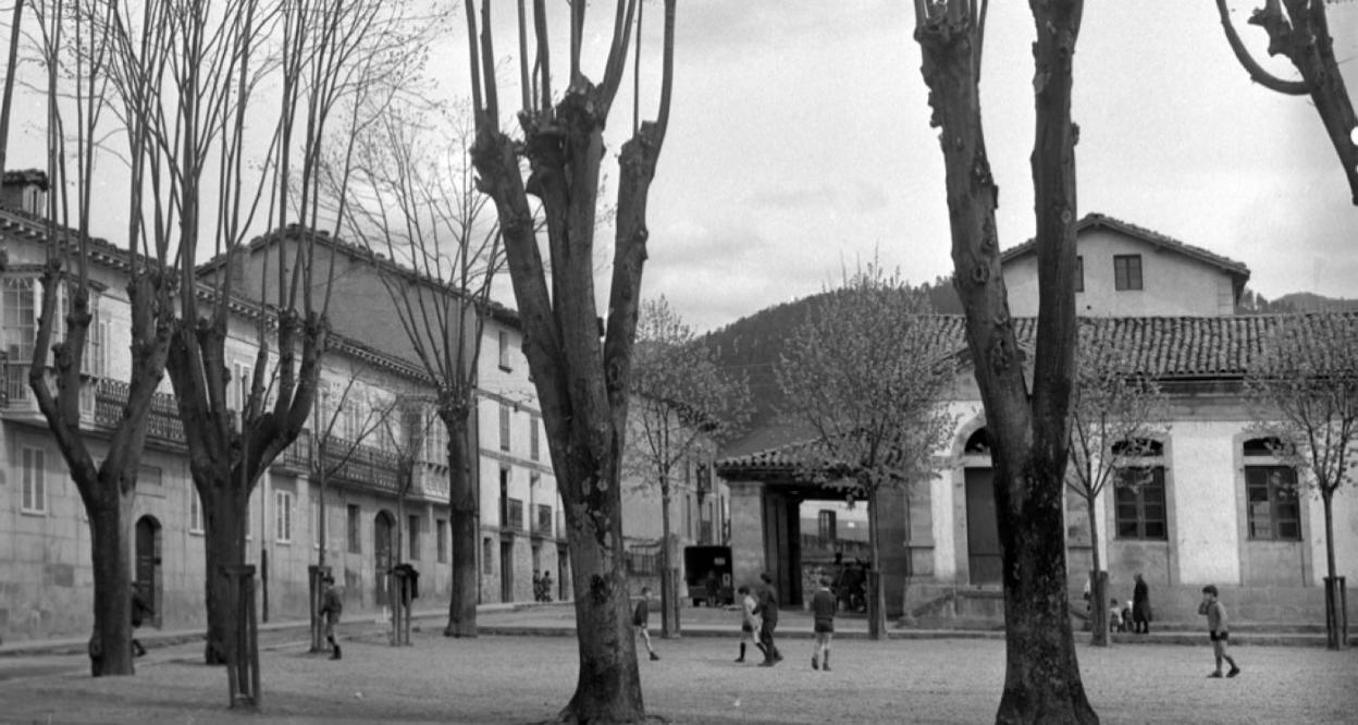 Santa Marina, cuando la escuela tenía una planta y porche. 