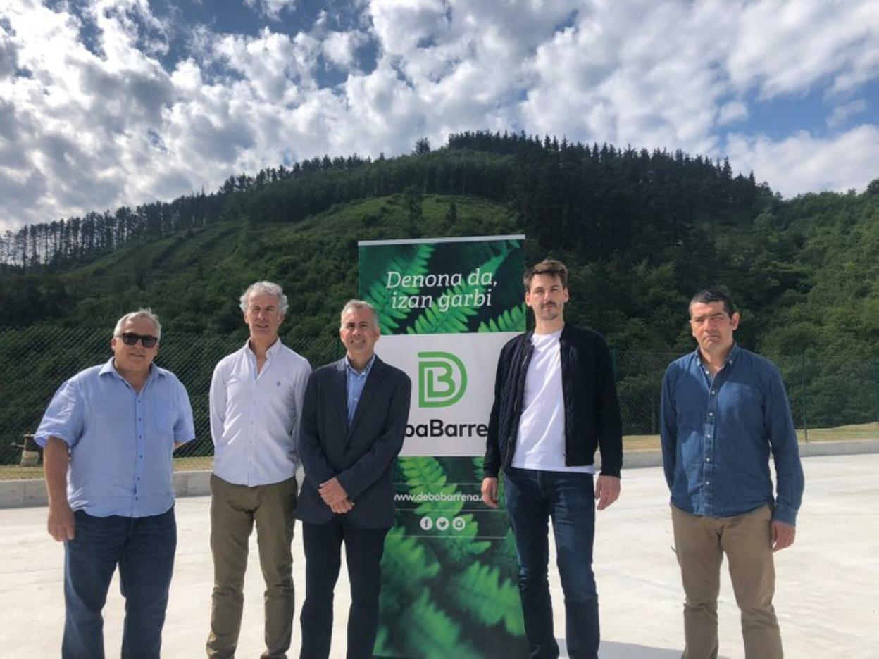  El alcalde de Mendaro, junto a representantes de la mancomunidad y otros alcaldes. 