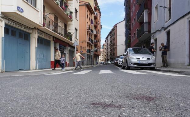 Restos de sangre en la calle Eskalantegi de la agresión producida este domingo de madrugada. 