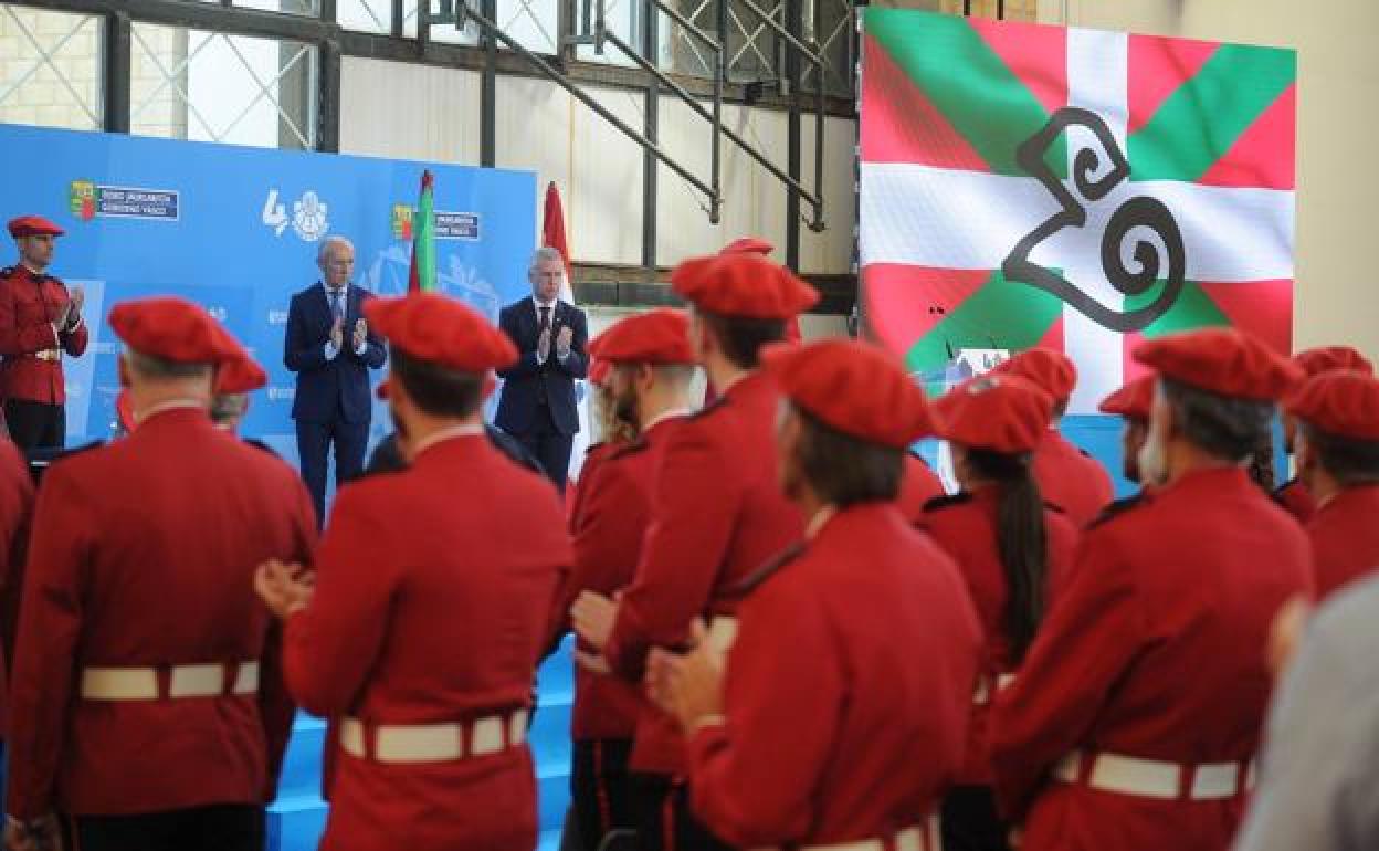 El lehendakari ha presidido la entrega de condecoraciones a la labor policial y el homenaje a los agentes fallecidos en acto de servicio