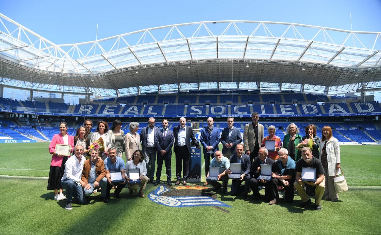 Asociados de la Federación Mercantil, tras celebrar su asamblea anual en el Reale Arena. 