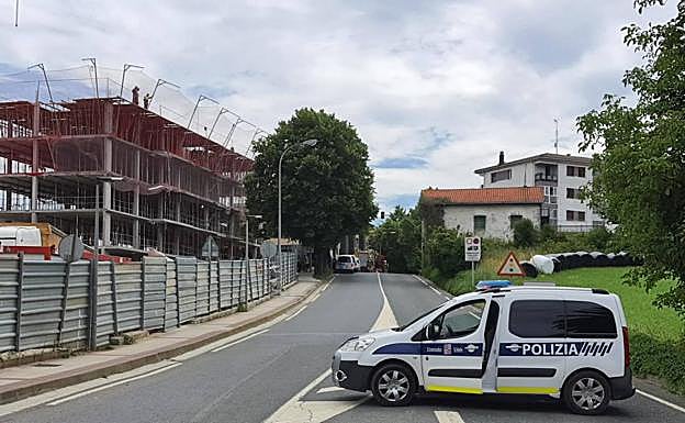 Se ha cerrado por completo el paso del tráfico en la calle Idiazabal.