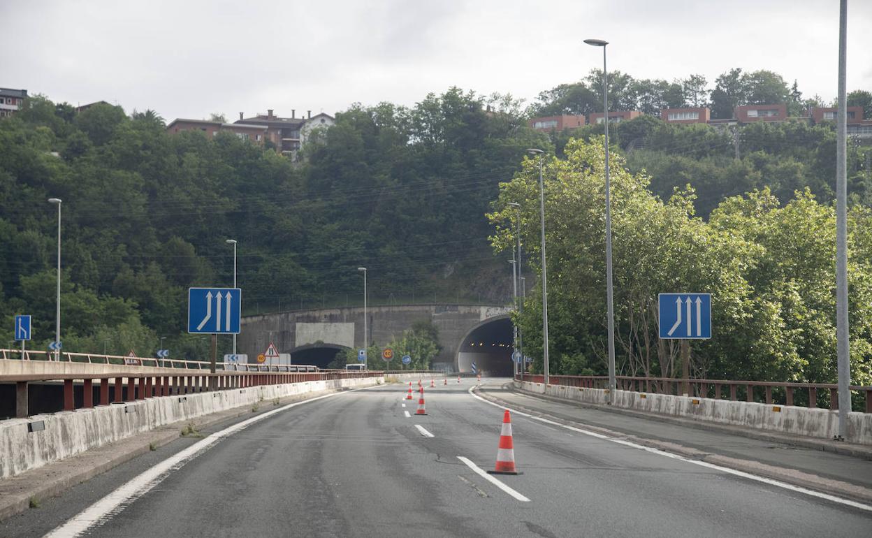 Las obras en la variante de San Sebastián obligarán a coratr un carril durante dos años.