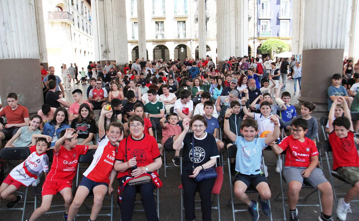 Unas 500 personas se reunieron en la Plaza Nagusia de Ordizia para ver el encuentro. 