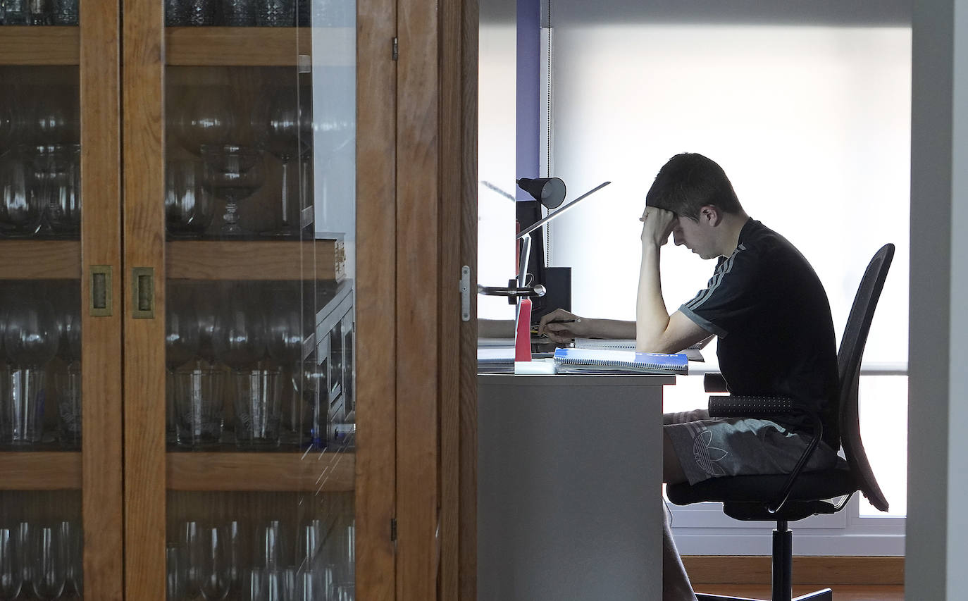 Aitor Vidal estudiando ayer en su domicilio. 