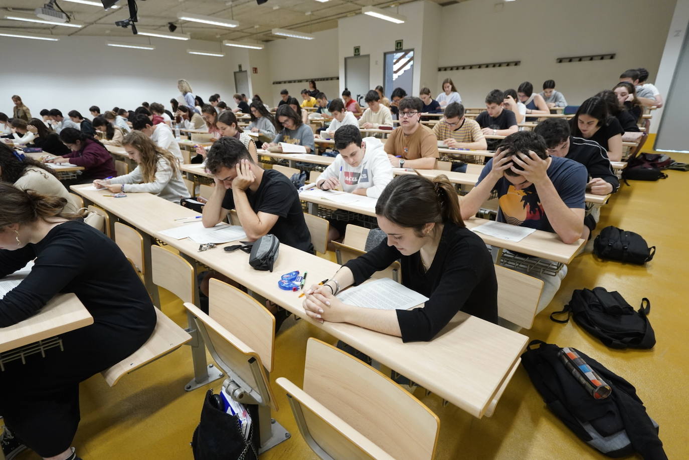 Fotos: 12.767 estudiantes vascos afrontan desde hoy la prueba de Selectividad