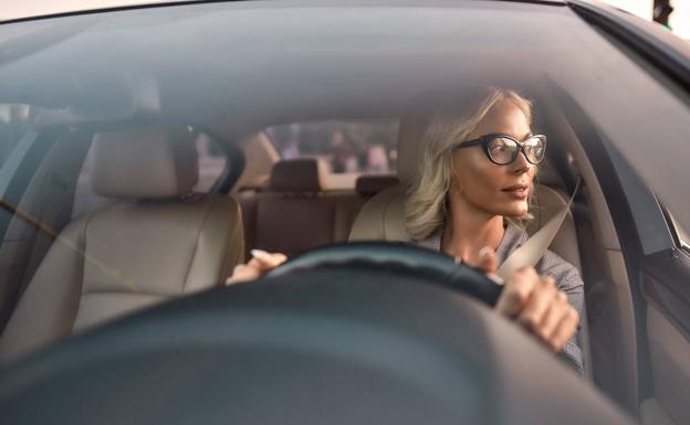 La dura sanción de la DGT que te podría caer si usas gafas o lentillas al volante