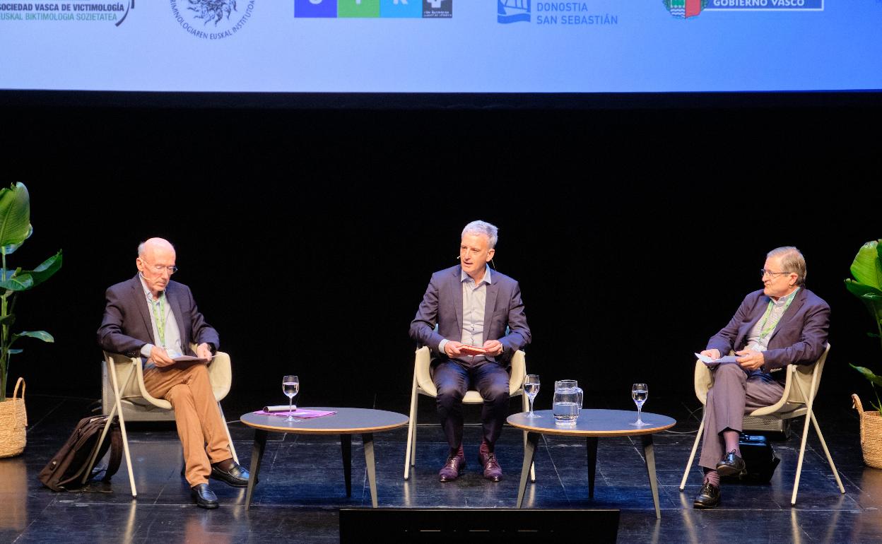 Echeburúa, Subijana y De la Cuesta, durante su intervención este jueves en el Palacio Kursaal.