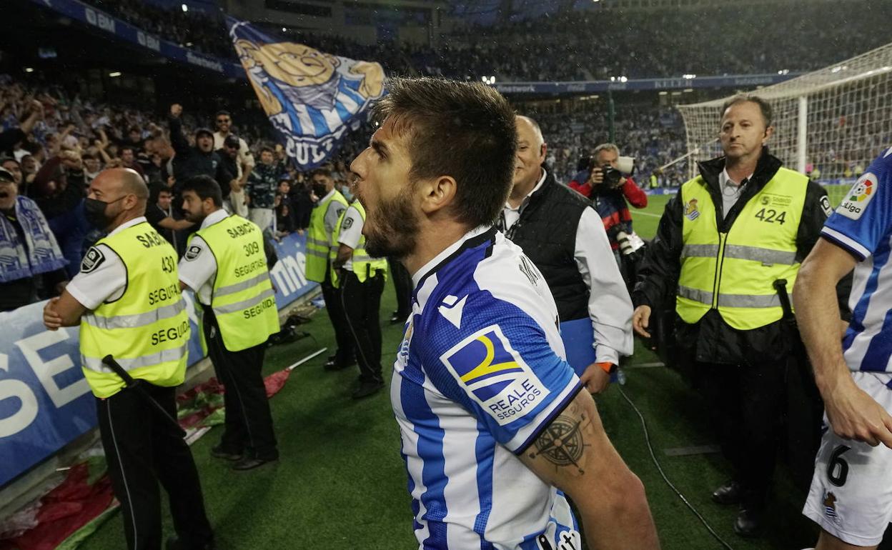 Portu celebra con la grada Zabaleta el gol que marcó de penalti al Cádiz, el último con la camiseta de la Real.