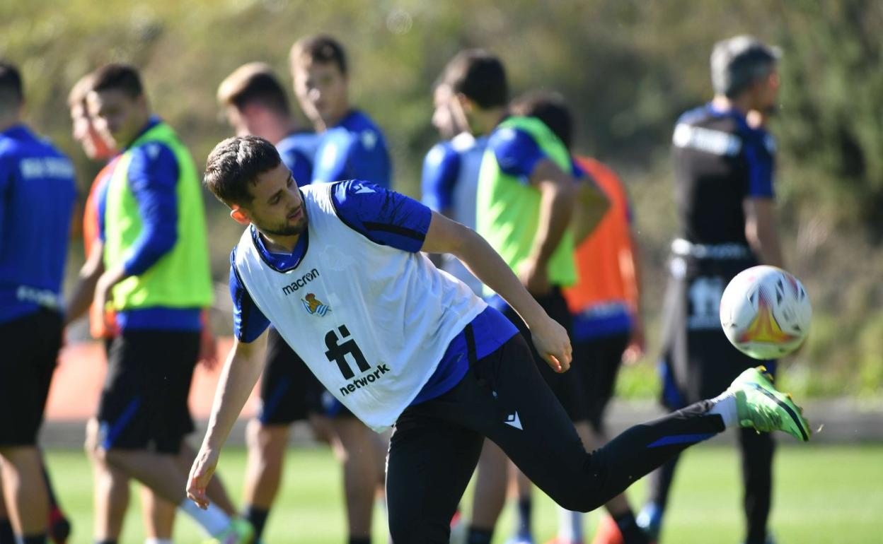 Januzaj juega con el balón antes de un entrenamiento. 