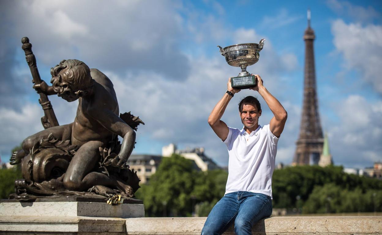 Rafael Nadal levanta al cielo de París su decimocuarta 'Coupe des Mousquetaires', con la Torre Eiffel de fondo, tras imponerse nuevamente en Roland Garros, su vigesimosegundo Grand Slam. 
