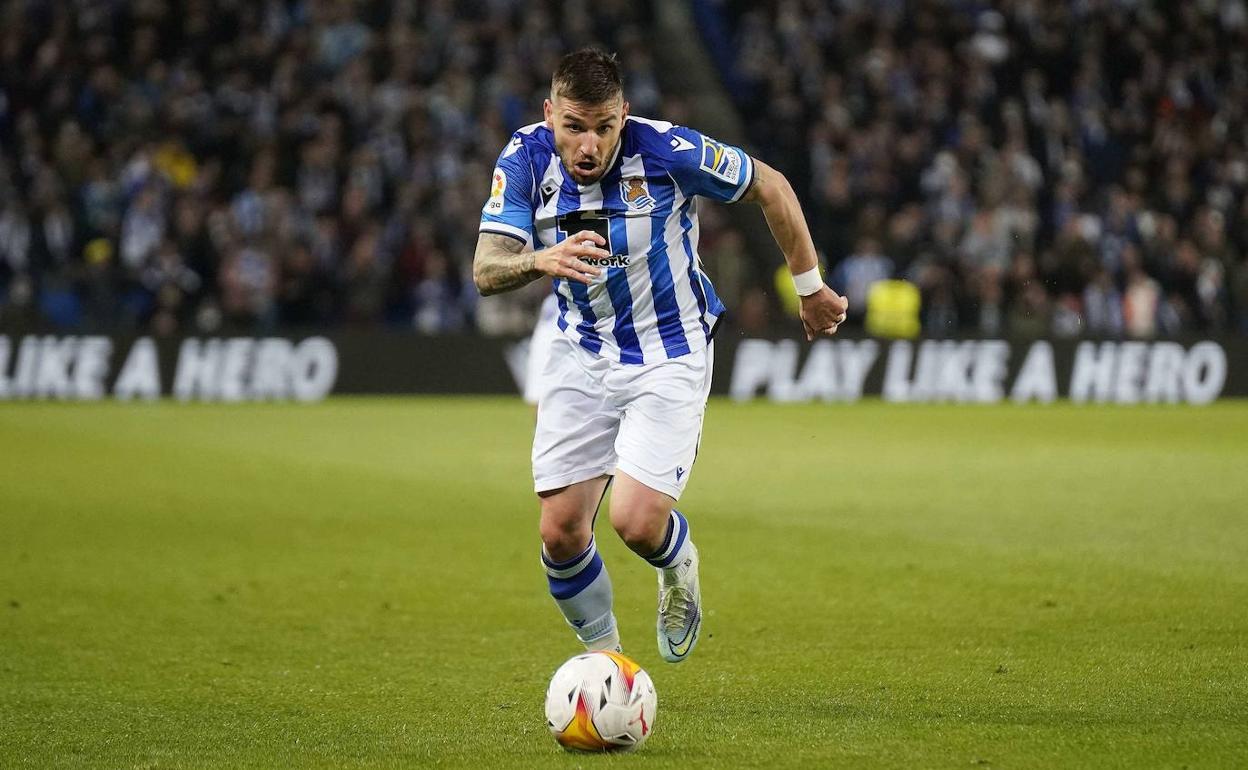 Cristian Portu conduce un balón. 