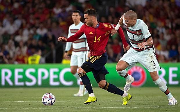 Raúl de Tomás, baja con la selección por una infección respiratoria