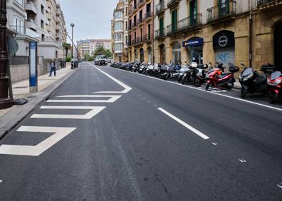 Imagen secundaria 1 - La mayor anchura es apreciable pese a que los ciclistas transitan provisionalmente por la acera. La calle Zubieta luce nuevo asfaltado y las señales que adelantan el próximo cambio de dirección.