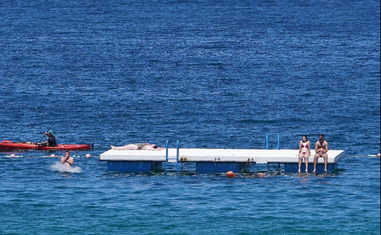Los gabarrones ya están en la bahía; toca el artículo del gabarrón. 