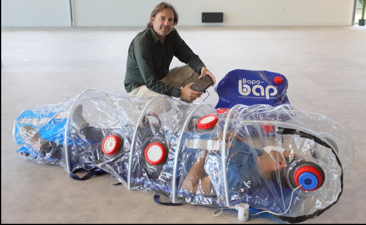 Kike Fernández muestra la burbuja de aislamiento portátil que ha desarrollado junto con David Pérez y Joaquín Lamas. 