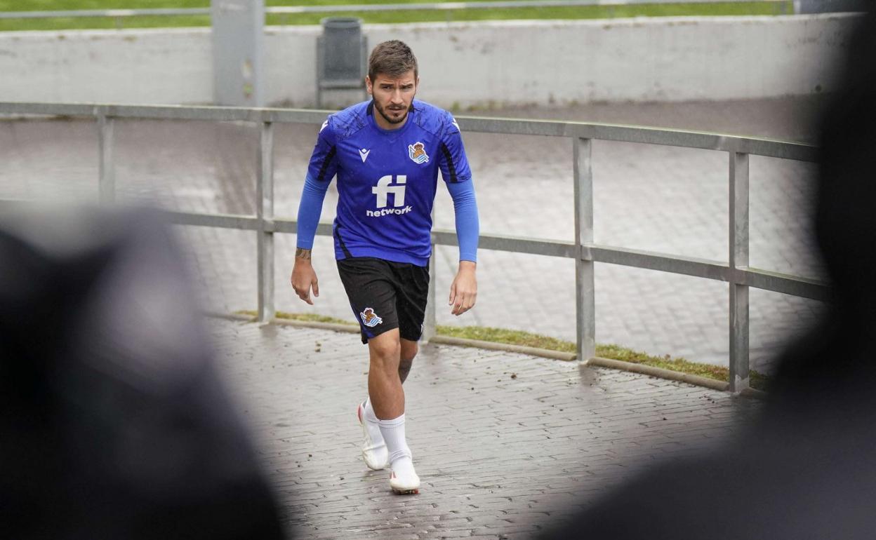 Portu se dirige al campo número dos de las instalaciones de Zubieta para realizar un entrenamiento. 
