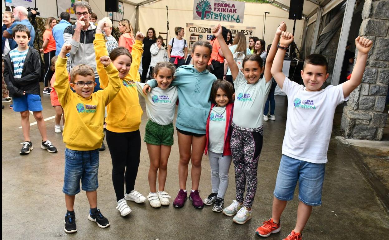 Ambiente festivo en la fiesta de las escuelas pequeñas.