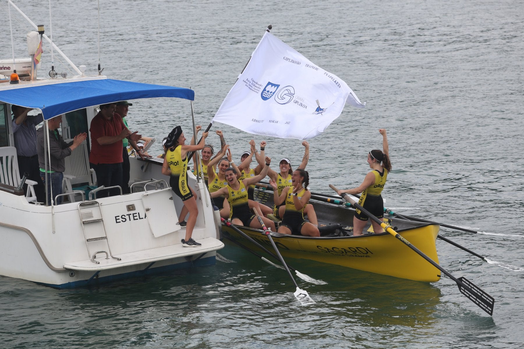 Las remeras de Orio celebran el título mientras su patrona, Nadeth Agirre, ondea la bandera. 