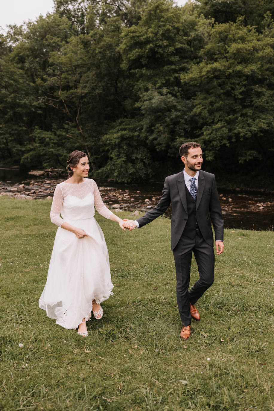 Maialen y Borja en una de las fotos realizadas tras la ceremonia. 