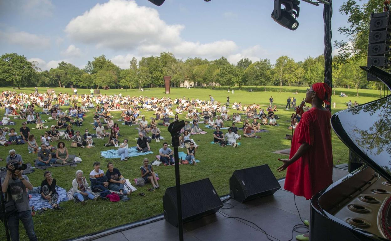Concierto de Cécile McLorin Salvant el pasado julio en Chillida Leku, dentro del Jazzaldia. 