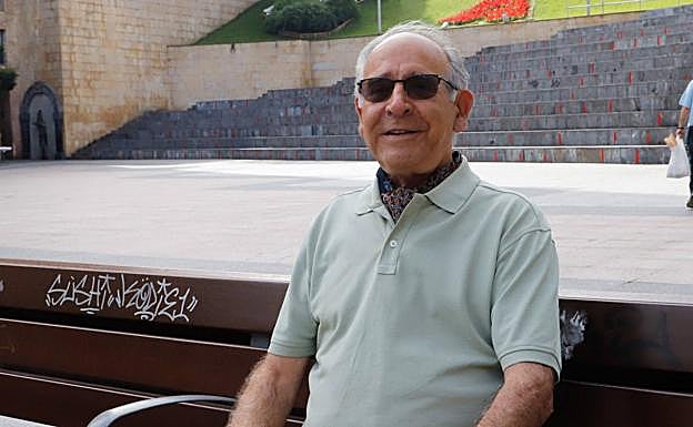 Cándido Molinero descansa en un banco de Eibar tras su paseo diario, que hoy ha adelantado para evitar el calor.