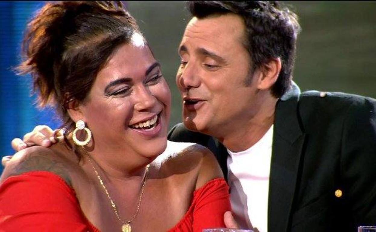 Ion Aramendi canta al oído de Desirée Rodríguez