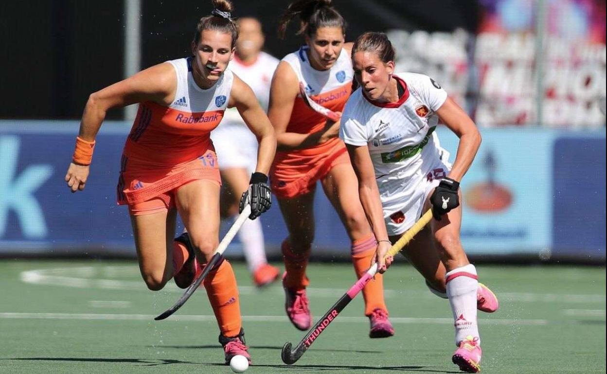 Maialen García, de balnco, se zafa de la presión de una jugadora holandesa. 