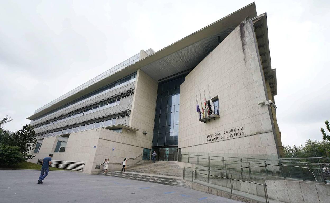 La Fiscalía de Gipuzkoa pide que se impongan al acusado 5 años y 6 meses de cárcel, si bien solicita que la pena sea sustituida por la expulsión del territorio español. 