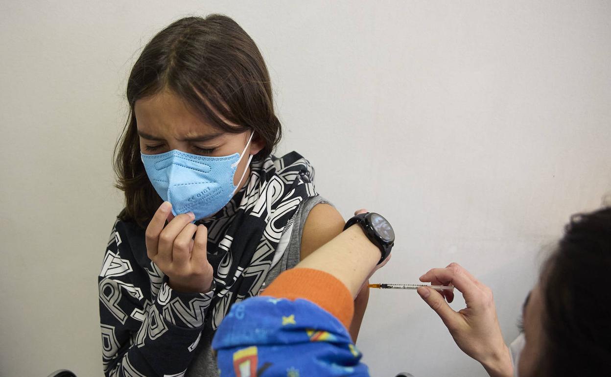 Una niña vacunándose contra el Covid en Madrid.