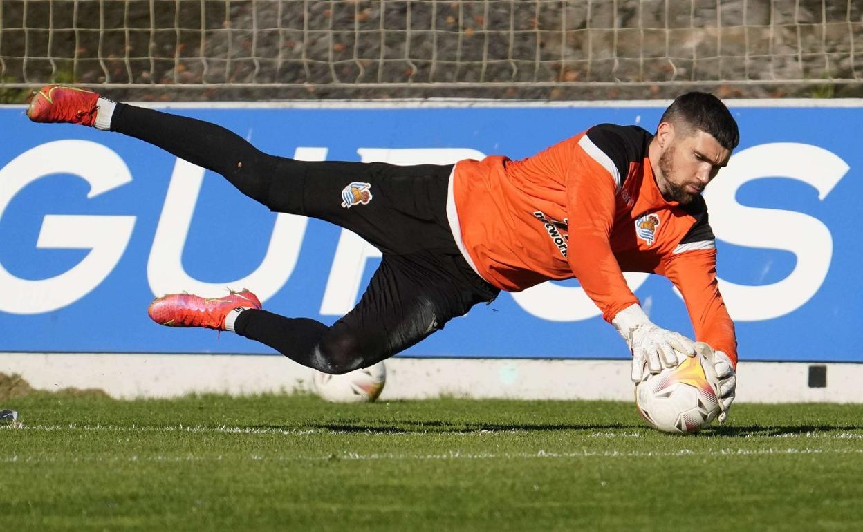 Mathew Ryan detiene el balón en un entrenamiento en Zubieta en la pasada temporada. 