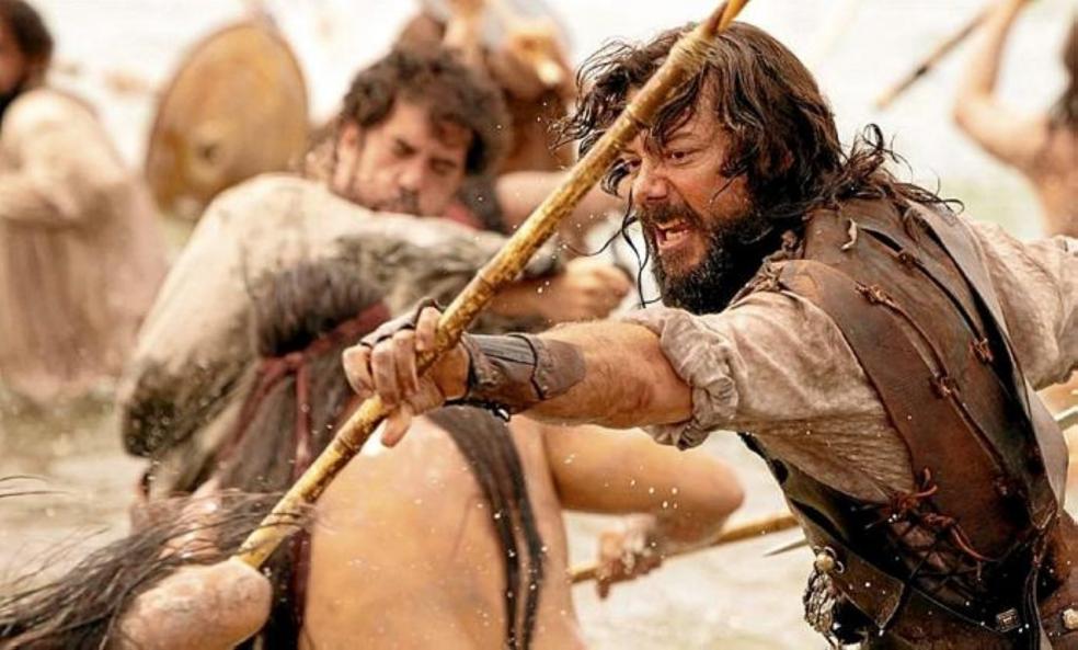 Álvaro Morte, Elcano,en una escena de acción de las que proliferanen la película.