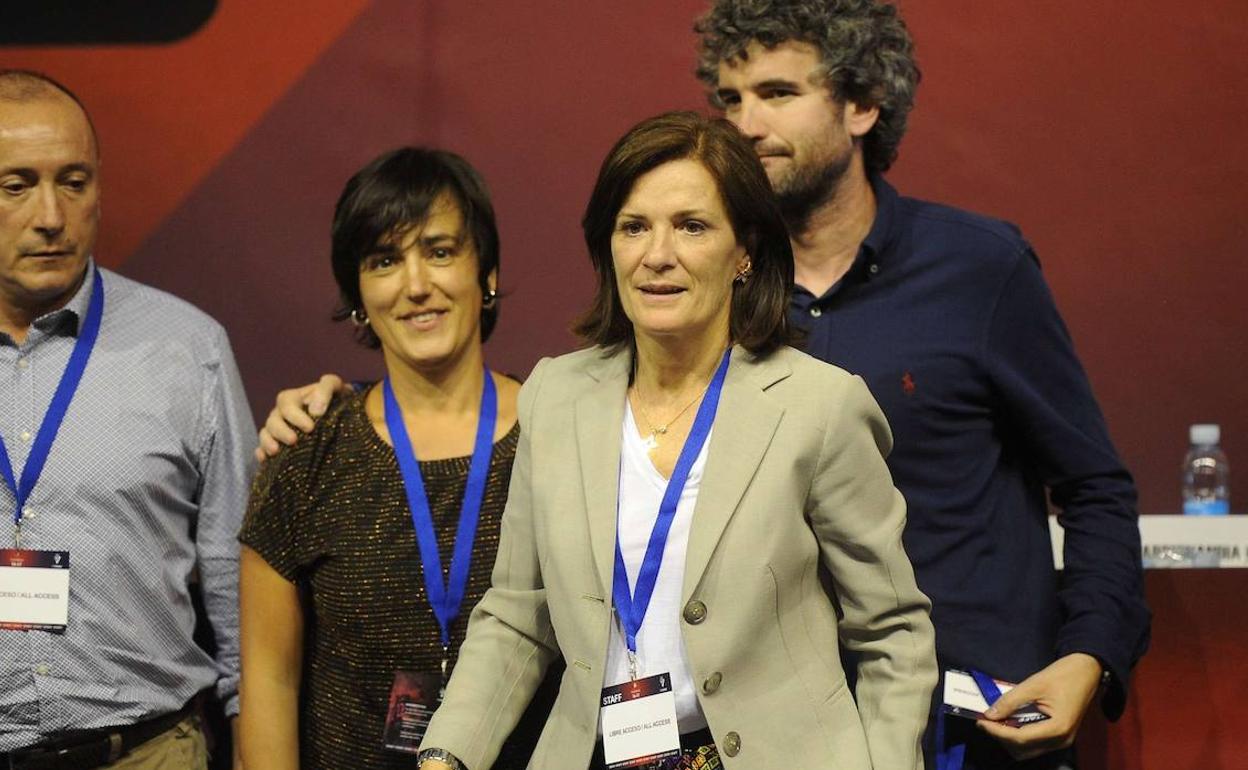 Amaia Gorostiza flanqueada por los consejeros Agustín Lahidalga, Leire Barriuso y Alex Martínez.