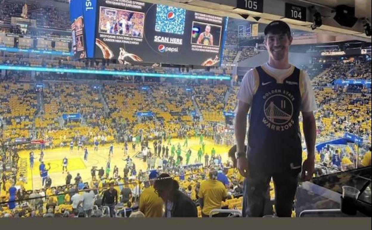 Aritz Elustondo, en las finales de la NBA animando a los Warriors.