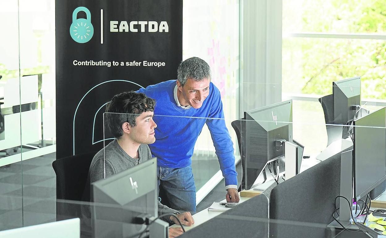 Juanjo Arraiza junto a un trabajador de Eactda en la sede de la asociación en Miramon. 