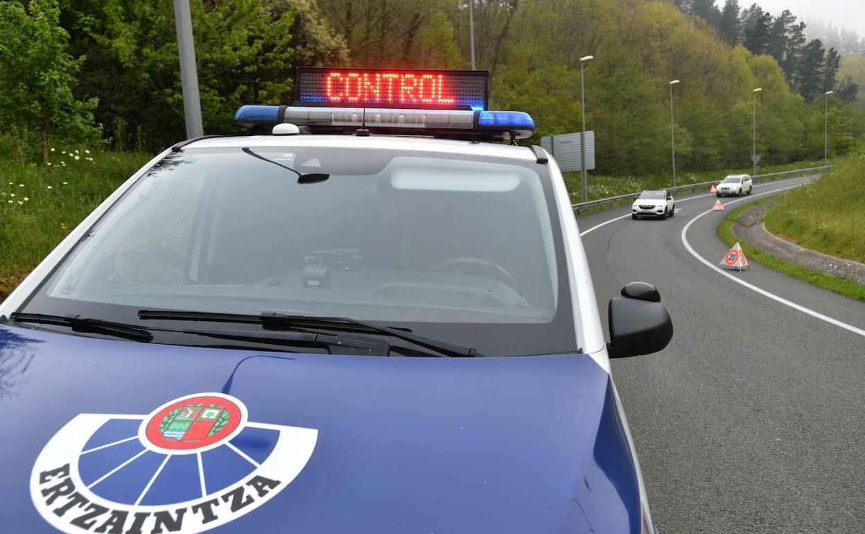 Una patrulla de la Ertzaintza realiza un control. 
