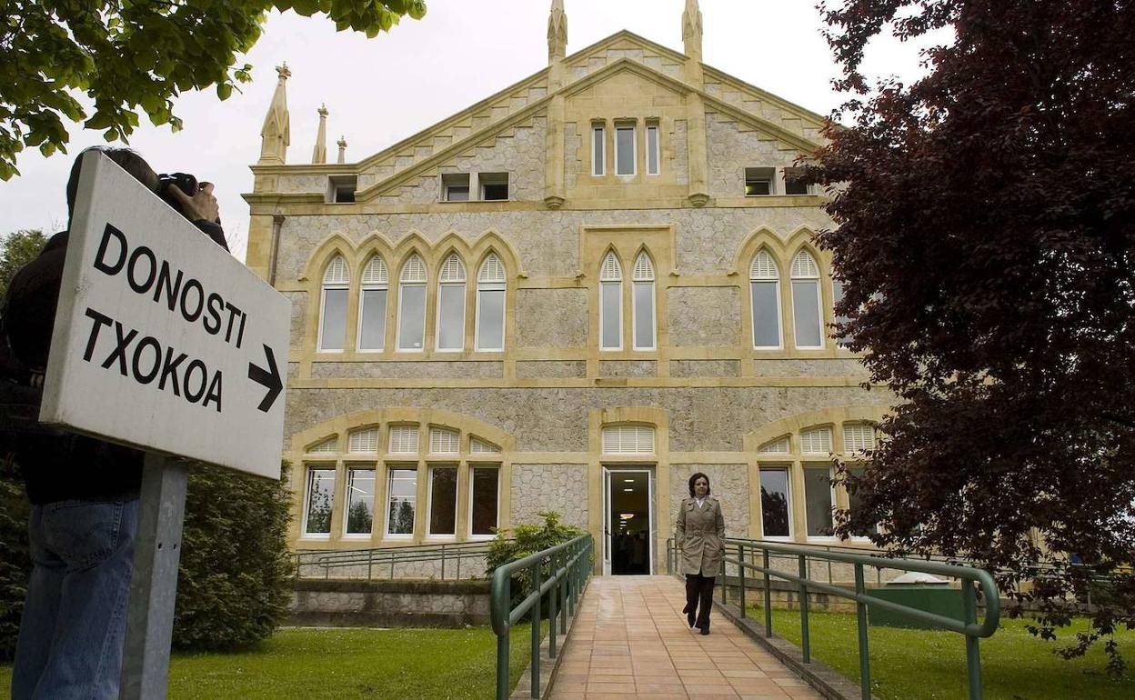 El alcalde recordó que se trata de un equipamiento de titularidad privada, de la Fundación Zorroaga, que se encuentra «en estado de ruina». 