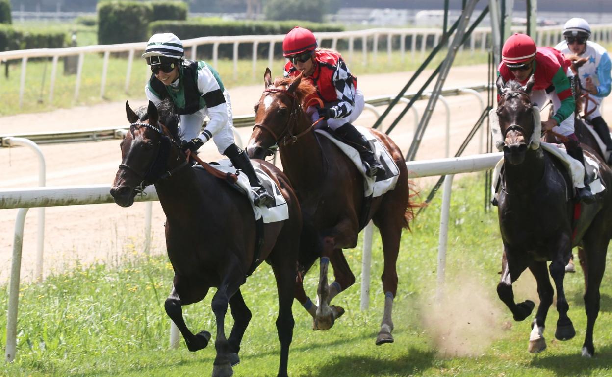 'Cuppacoffee', por delante de 'Catapum', en la tercera carrera de este miércoles. 