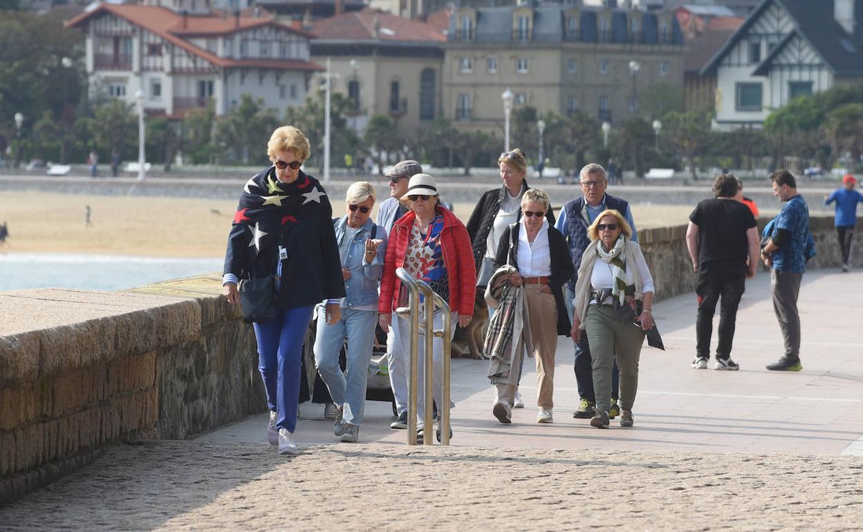 Varias personas de edad avanzada pasean por Donostia.