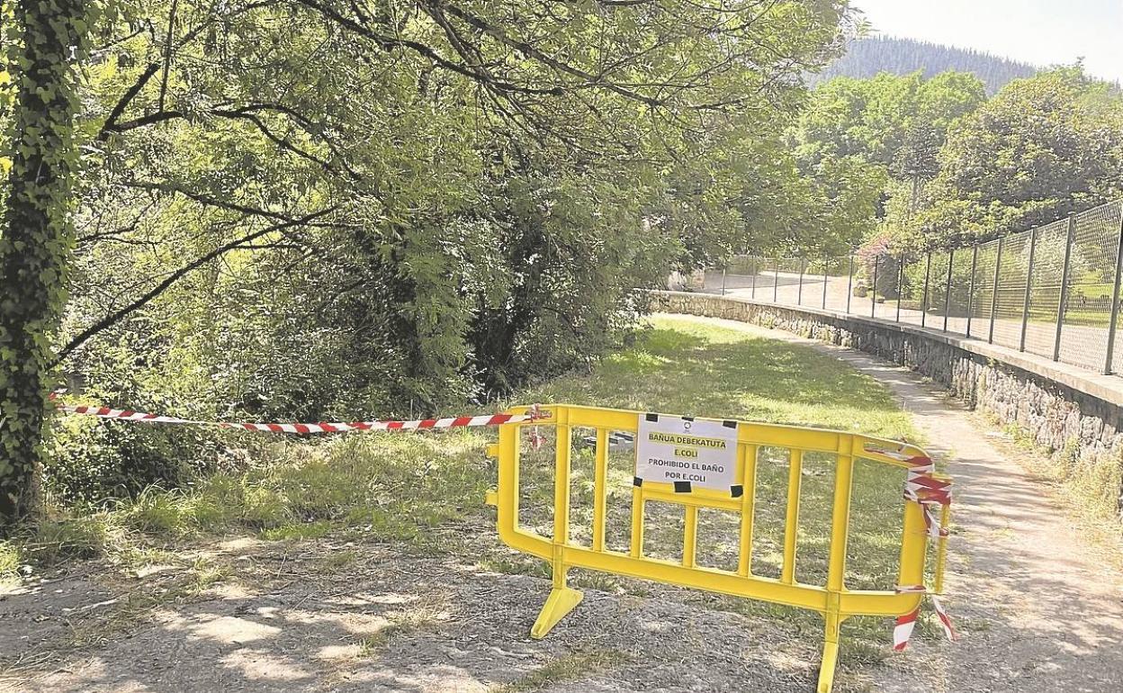 La Policía Municipal instaló ete miércoles carteles y avisos en los cuatro accesos a la popular presa natural. MARIAN
