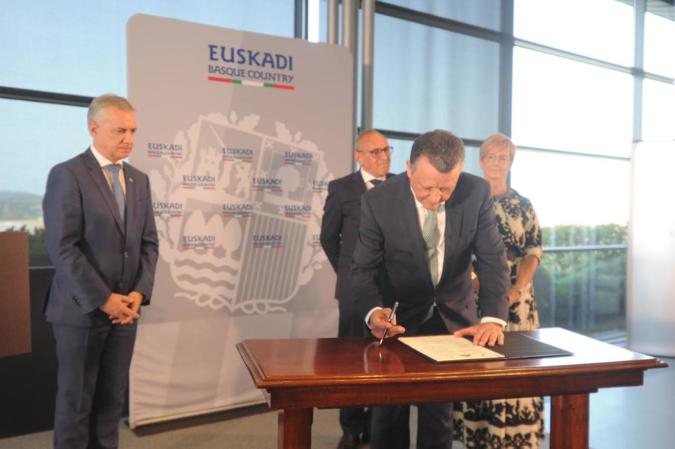 Emilio Titos, durante la firma del convenio, junto a Iñigo Urkullu, Ramiro González y Arantxa Tapia